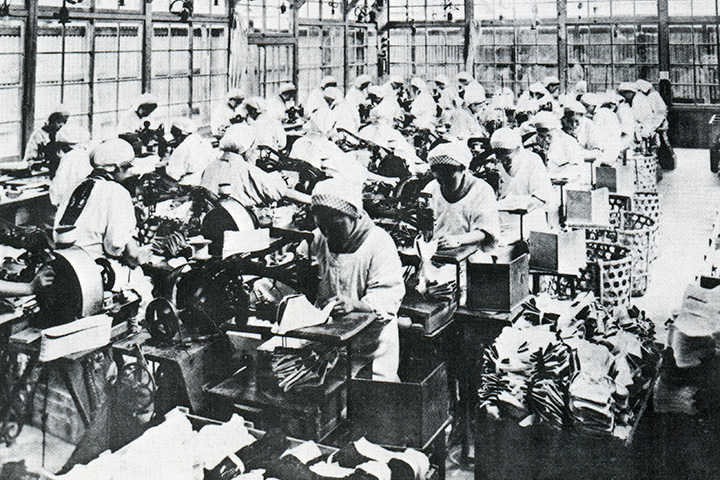 写真:昔のの足袋工場