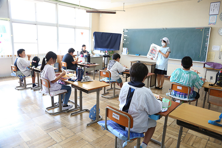 写真:ほうとうについて説明する様子