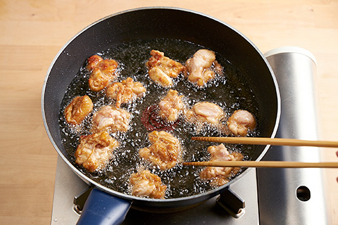 写真：手羽肉を揚げる