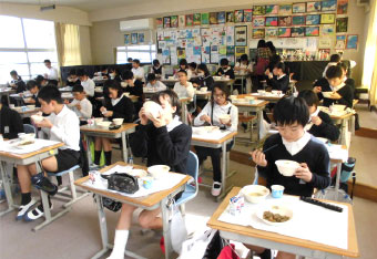 写真：あんもち雑煮の給食の様子