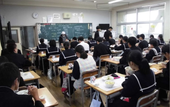 写真：給食の様子