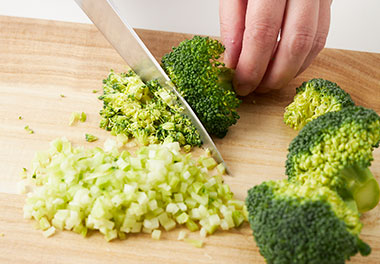 写真：ブロッコリーは小房に分けて、皮をむき、粗みじん切りにする