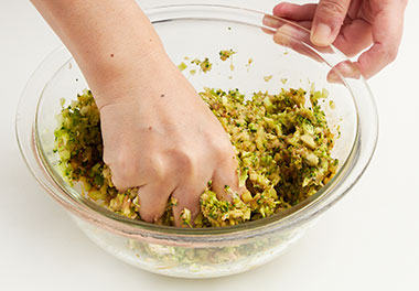 写真：ボウルに鶏ひき肉、塩を入れ、粘りが出るまで混ぜる