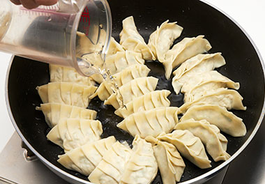 写真：強めの中火で5分加熱し、強火で焼き目がつくまで焼いたら出来上がり