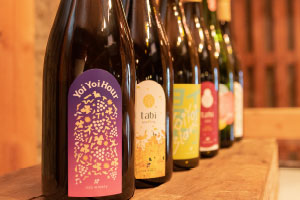 写真:ポップなデザインのラベル