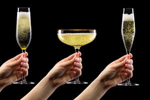 写真：パーティーの乾杯グラス