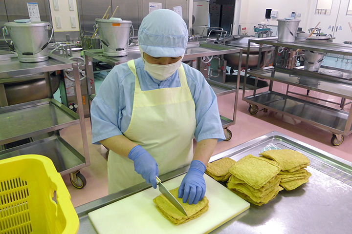 写真:あぶらげごはんの調理風景