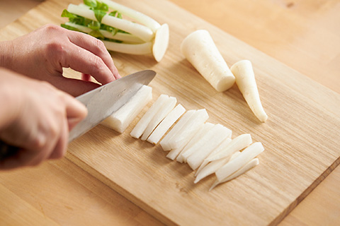 写真：亀戸ダイコンの根は拍子切りにし、葉茎は4センチの長さに切ります