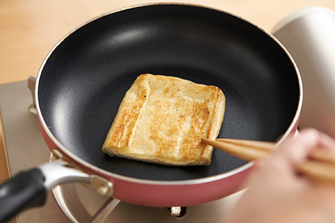 写真：油揚げはフライパンで焦げ目をつける