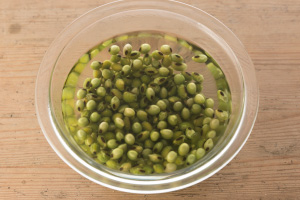 写真：青大豆を熱湯に浸す