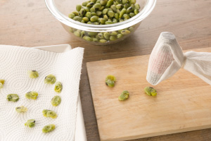 写真：青大豆を軽くつぶす