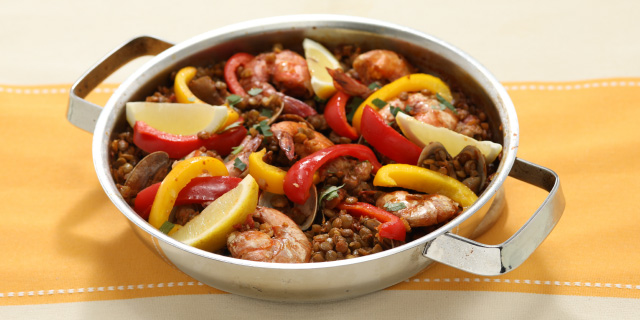 写真：左：莢がはじけた「サチユタカ」、右：莢がはじけにくい「サチユタカA1号」 