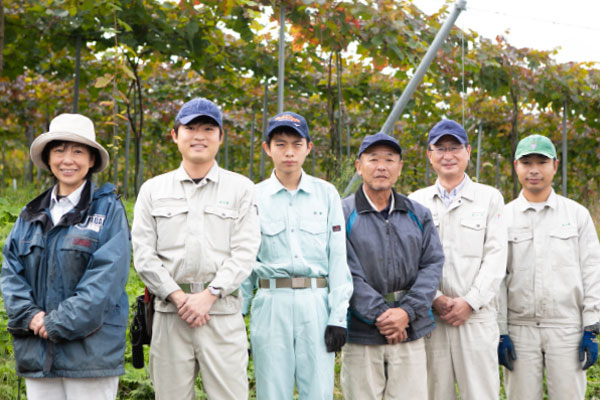 写真:ワイン用のぶどうを栽培する各地の生産者