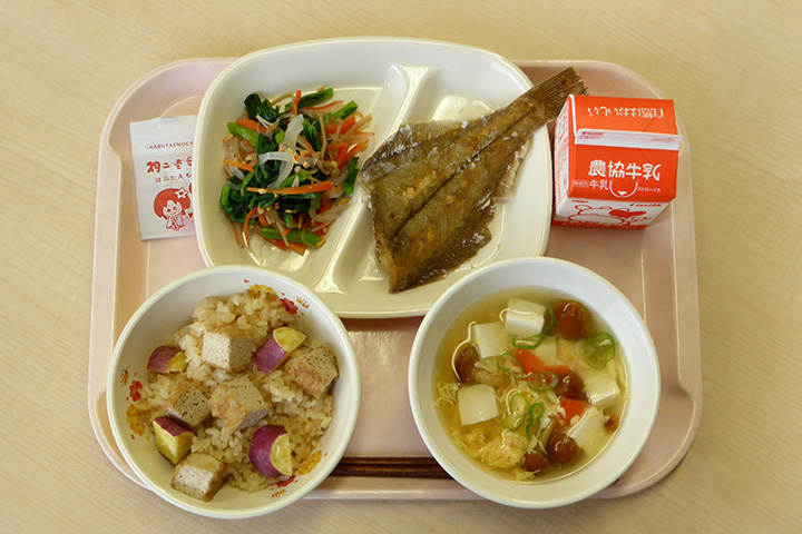 写真：福井県坂井市の学校給食 あぶらげととみつ金時のごはん