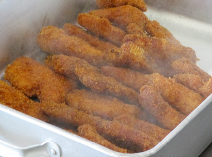 写真:「三崎マグロのタレかつ丼」に使用するマグロのかつ