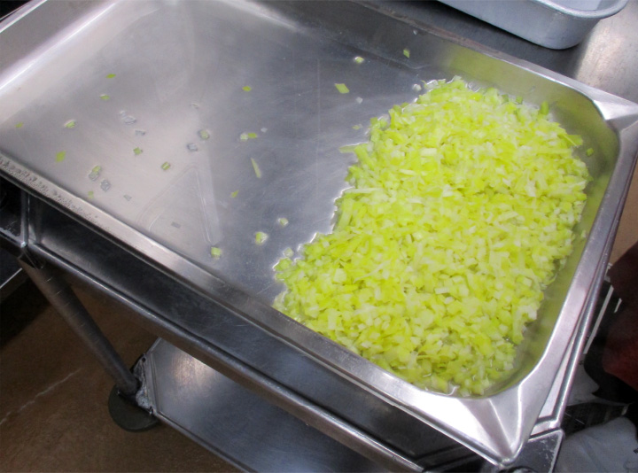 写真:黄にらは、近隣の生産者の方が届けてくれる採れたて