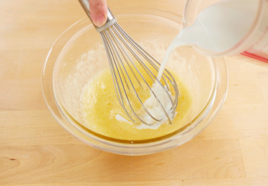 写真：卵、砂糖、薄力粉を入れて混ぜ、さらに牛乳を加えよく混ぜる