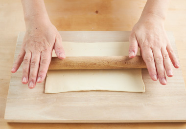 写真：パイシートはそれぞれ麺棒で1.5倍程度にのばす