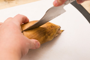 写真:たけのこを下に向けて半分に切る