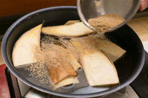 写真:鍋またはフライパンに水を半分ほど満たしたけのこを入れる