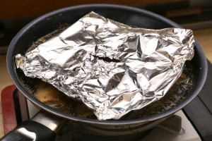 写真:たけのこの切り口は下に向け、落とし蓋をして火をつける