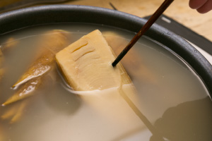 写真:たけのこに竹串などを刺しスッと入ったら茹で上がり