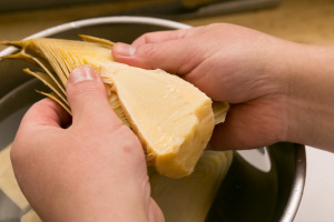 写真:たけのこの皮を左右に開くと上手にむける