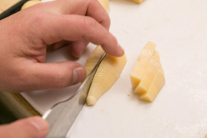 写真:たけのこを縦半分に切りさらに放射状に切る