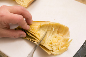 写真:皮を広げ包丁の背に指を添えて姫皮を切る