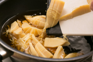 写真:鍋またはフライパンにたけのこ、姫皮を入れる