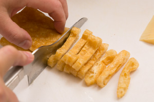 写真:油揚げを長さ3センチメートルの大きさに切る