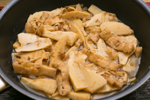 写真:火を止めてしばらく冷まし味を染み渡らせる