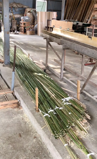 写真：均一の幅に割り出す作業