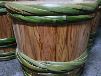 写真：たがが巻かれた出来たての酒樽