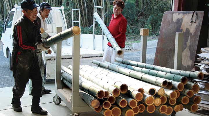 写真：近隣の竹林から竹の買い取り