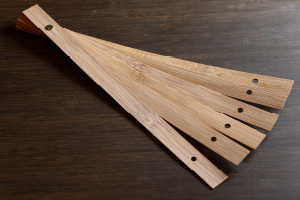 写真:竹片6枚に竹表皮塗料を塗り、片側の穴に6枚をビス止め