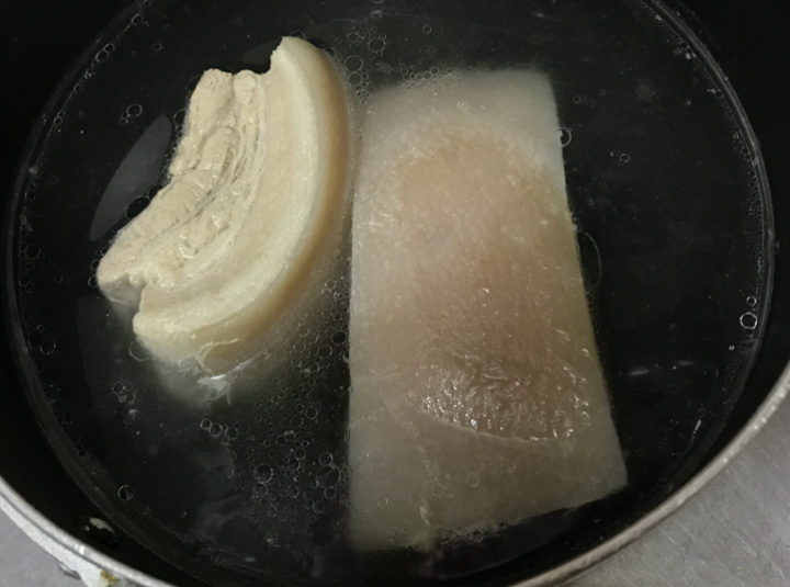 写真:県内産の豚三枚肉