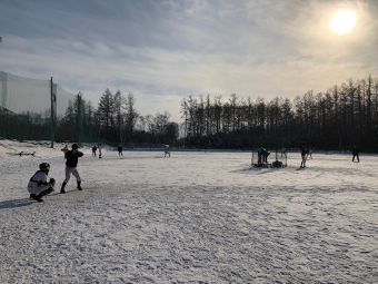写真：雪の積もったグラウンドで野球練習をする様子