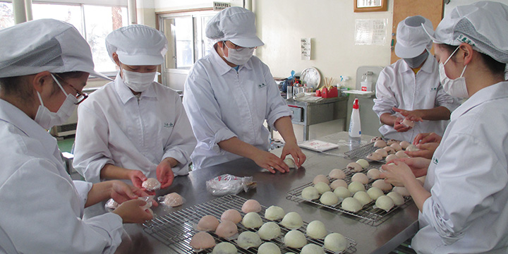 写真：饅頭作成の様子
