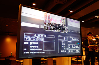 写真：結果発表の瞬間。牛児たちが固唾を飲んで見守ります。