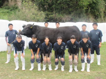 写真：第4回和牛甲子園に出場した「鹿児島黒牛」と畜産部員の皆さん