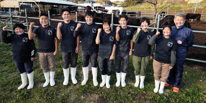 写真：畜産部の1、2年生と、農場長の西野健一朗先生