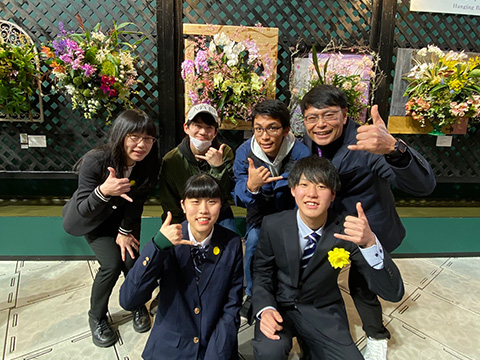 写真：ハンギングバスケット部⾨最優秀賞を受賞した東京都立農産高等学校の皆さん
