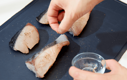 写真:さわらに塩をふる