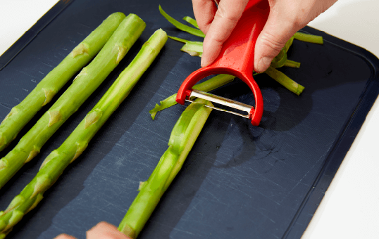 写真:アスパラガスをピーラーでむく