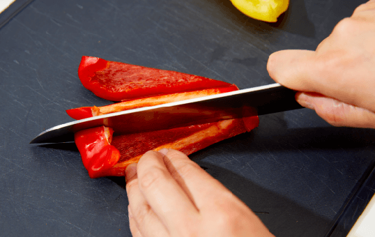 写真:パプリカを切る