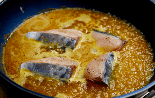 写真:さわらを加えて加熱