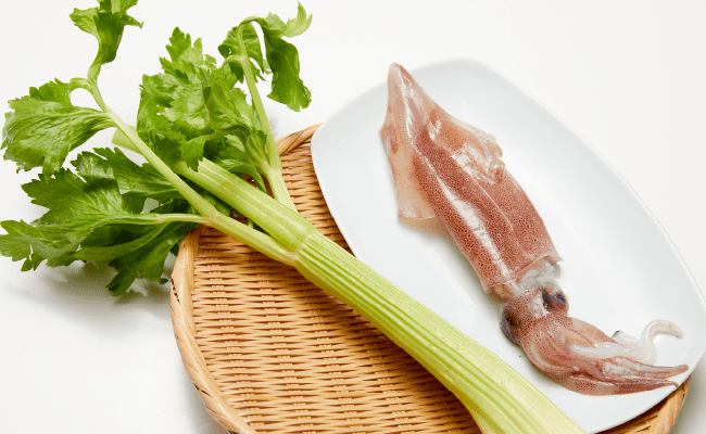 画像：セルリー と ケンサキイカ