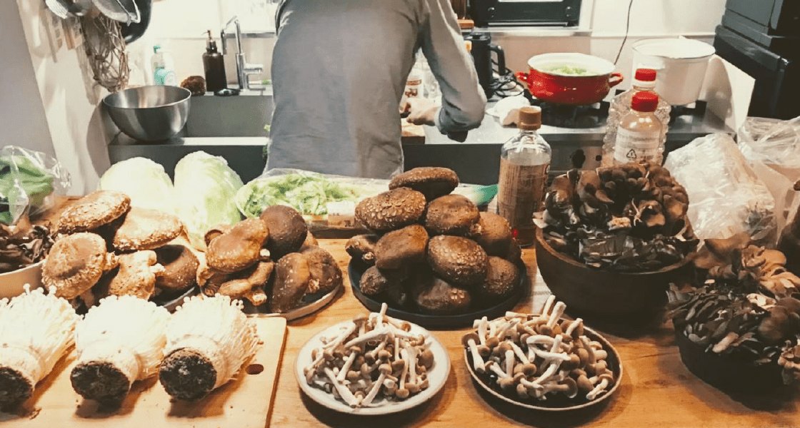 写真:食卓に並ぶきのこ