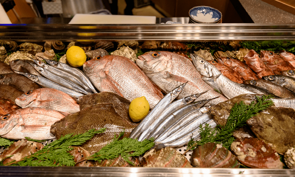 陳列された地魚の画像